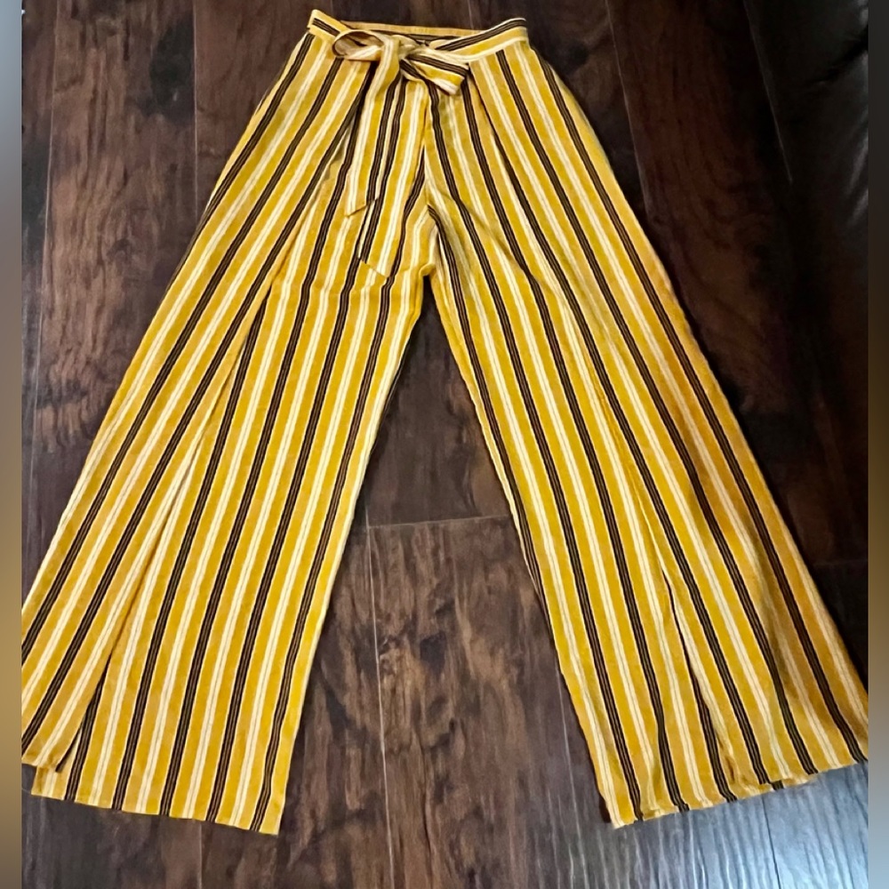 Size Small wide leg w/ slit dress pants